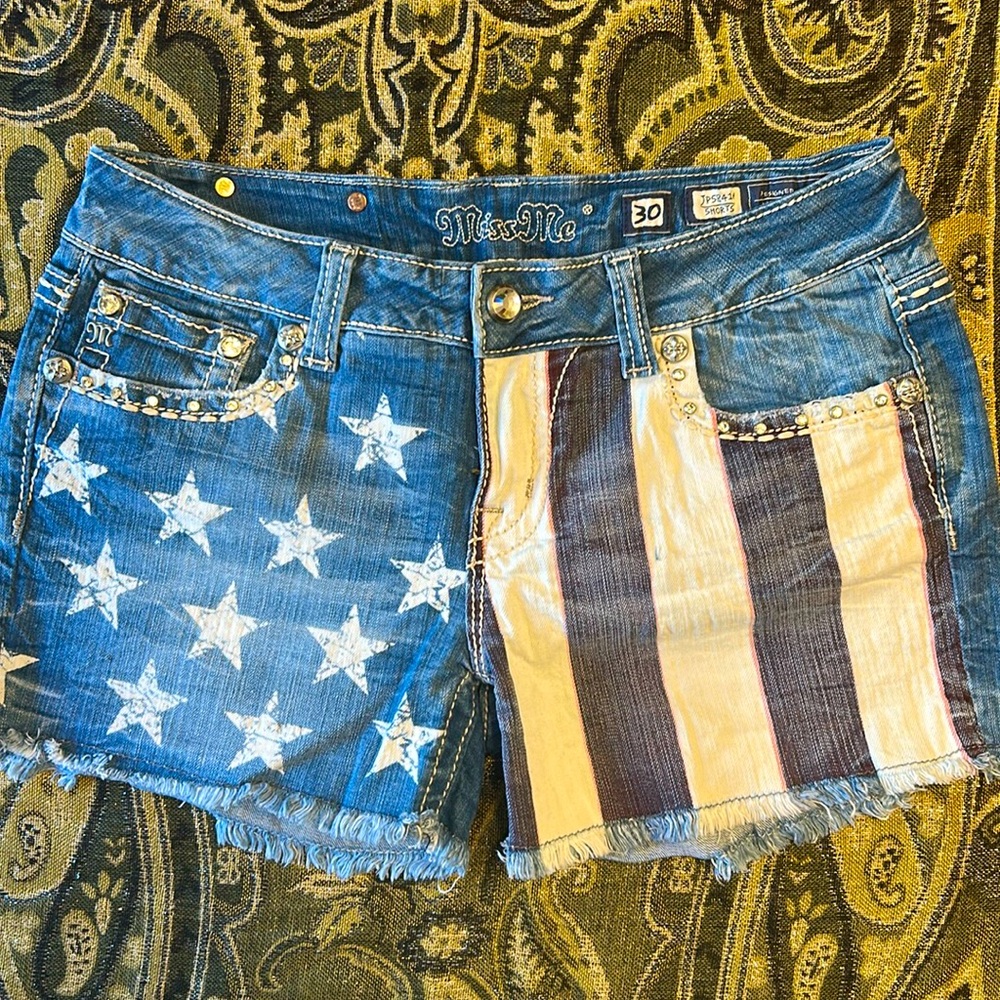 Miss Me NWOT 30 Stars & stripes Blue Jeans shorts with Distressed Vintage Look - Picture 4 of 15